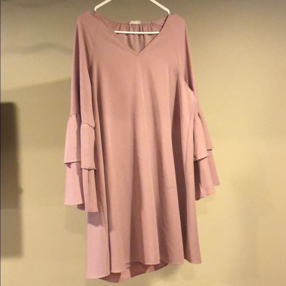 Adorable Altar’d State ruffle sleeve dress
